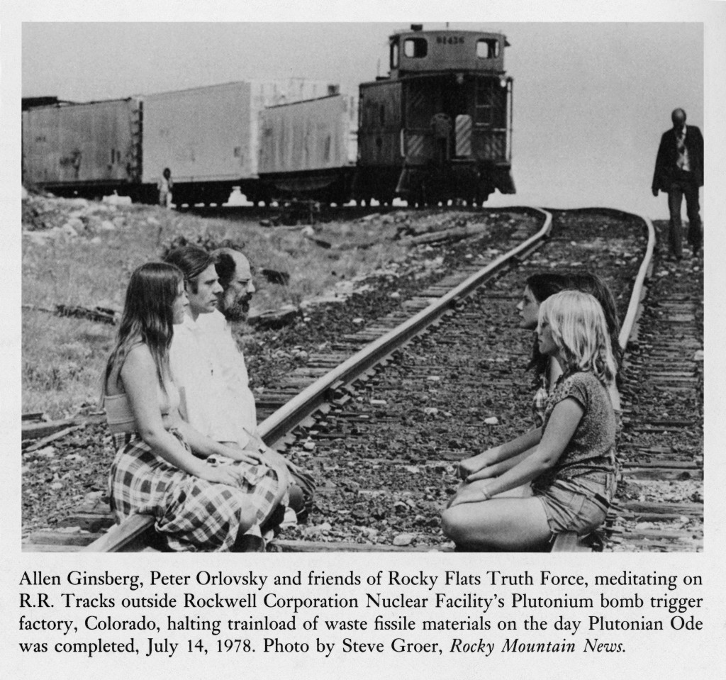 Allen Ginsberg, Peter Orlovsky et des amis de la Rocky Flats Truth Force, méditant sur les voies de chemin de fer à l'extérieure de la Rockwell Corporation Nuclear Facility's Plutonium dans le Colorado. 